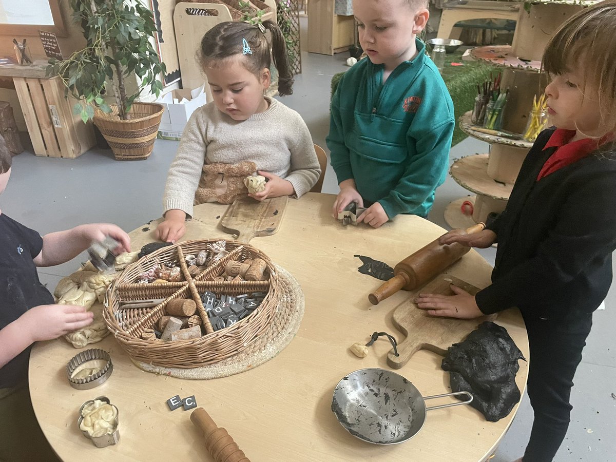 WhitecrookE's tweet photo. Creative learners today. 

Exploring the loose parts and play dough… moving their bodies to create different shadows and drawing the silhouettes. https://t.co/2QaD5yoisL