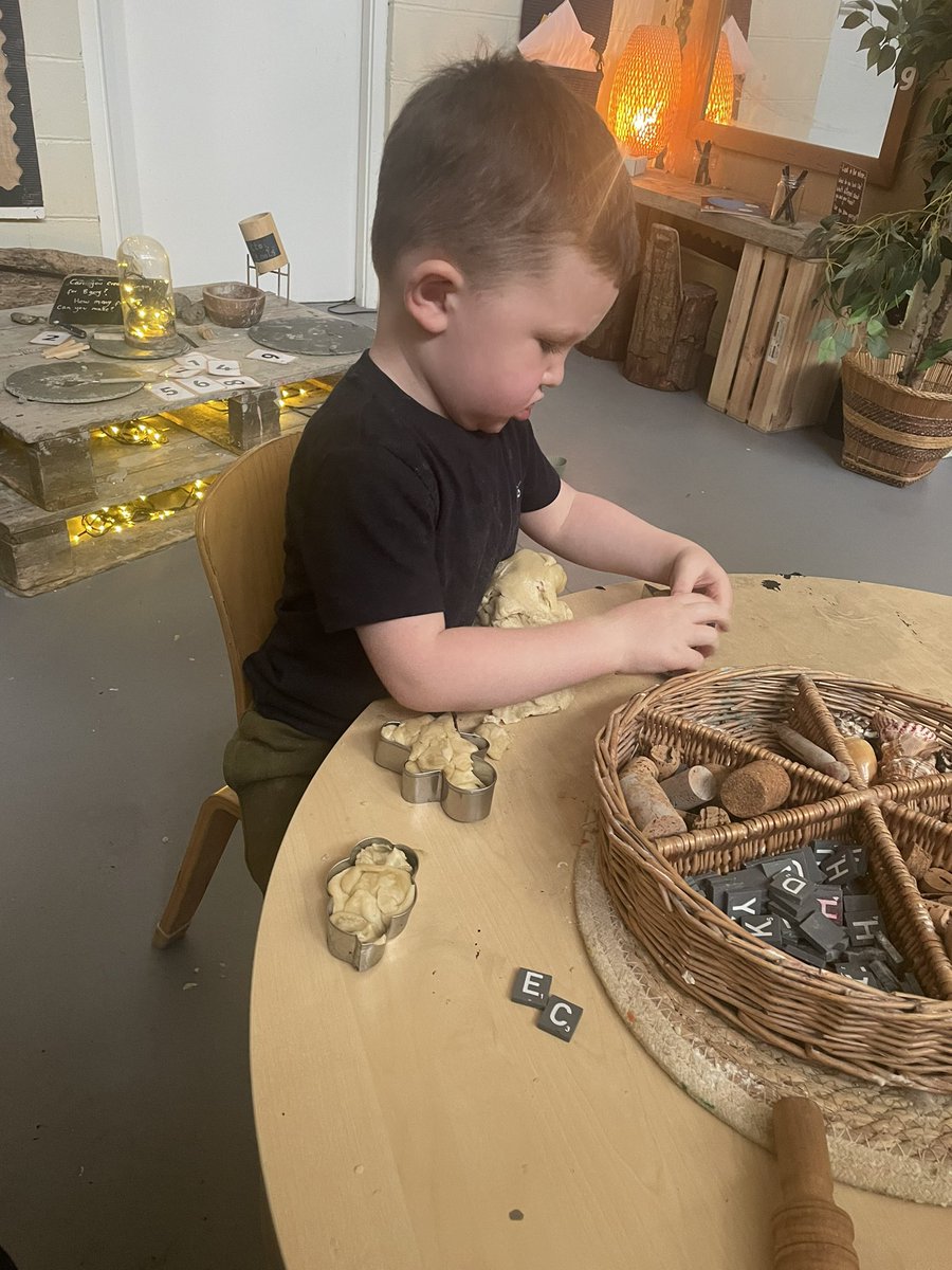 WhitecrookE's tweet photo. Creative learners today. 

Exploring the loose parts and play dough… moving their bodies to create different shadows and drawing the silhouettes. https://t.co/2QaD5yoisL