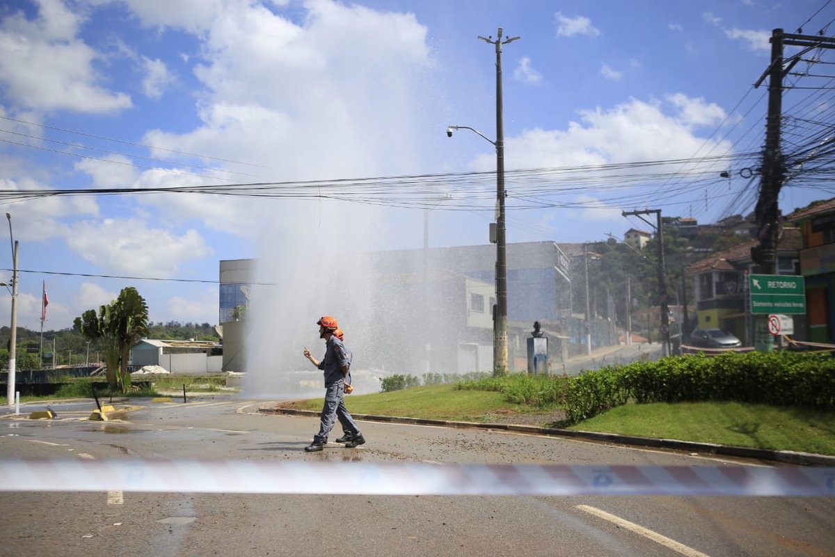 prefdefranco's tweet photo. ATENÇÃO!
A rua Francisco Pessolano, no Centro, está interditada devido o rompimento de uma adutora da SABESP, companhia responsável pelo abastecimento de água e saneamento básico do município. https://t.co/nbsliHkqZ3