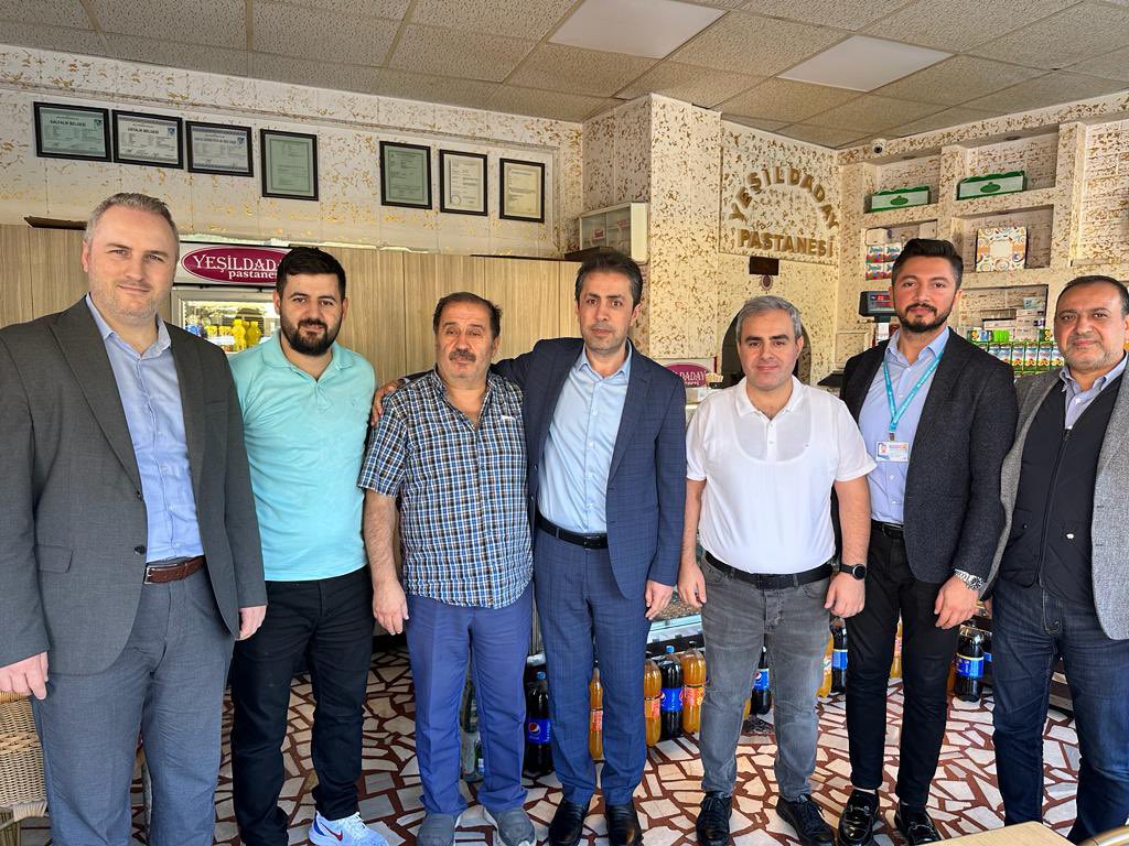 mfatihalis's tweet photo. Belediye Bşk Yardımcımız @fatihsmcicek ile birlikte Yunus Emre Mahallemizde ki esnaflarımıza selam verip, mahallemize ve ilçemize dair görüş ve önerilerini dinledik. https://t.co/6HEmvRa9en