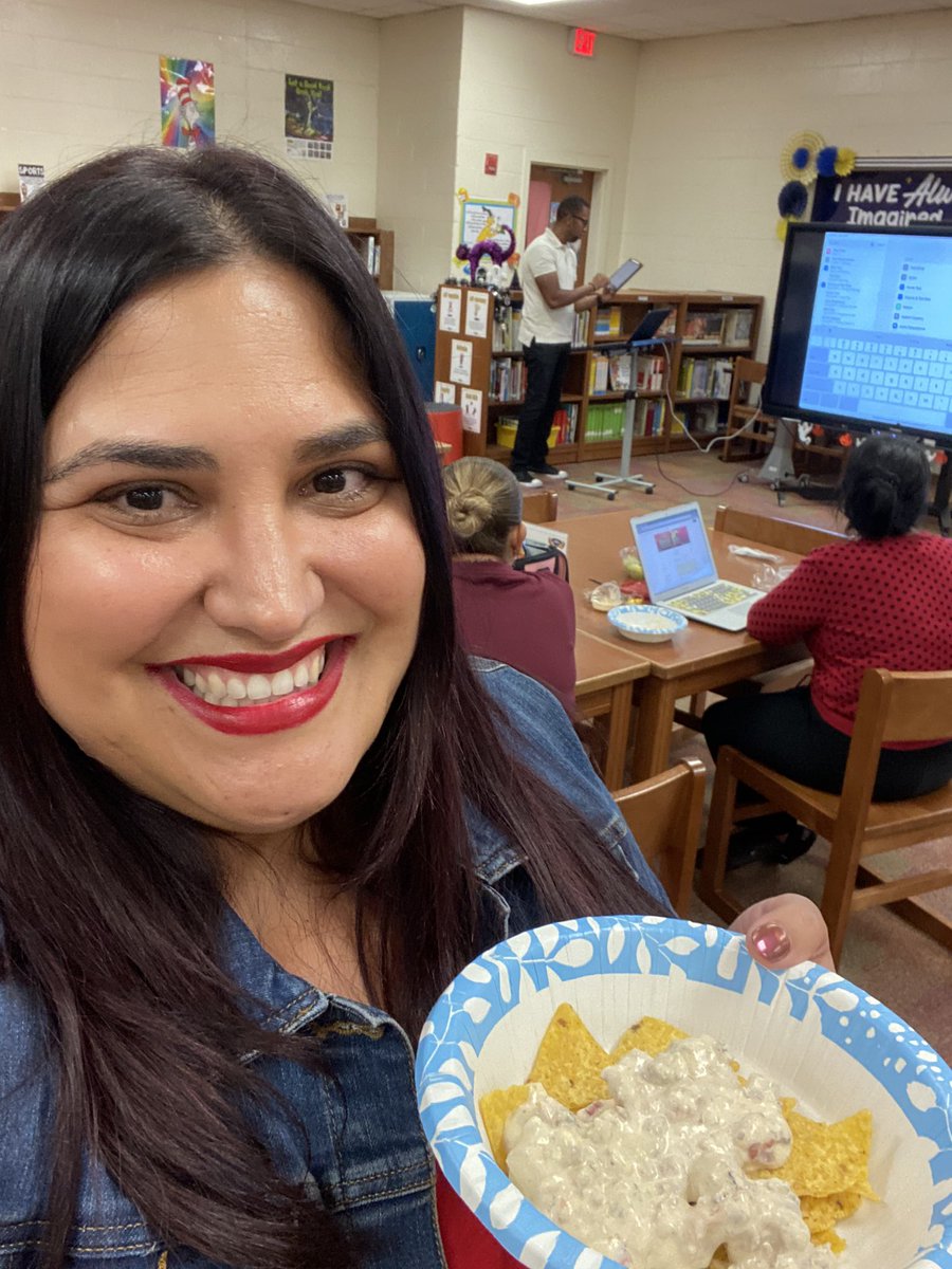 MsTrdla's tweet photo. “Lunching and learning” with @FieldsFalcons, @jamesvarlack and #TheDip! #lunchandlearn #FieldsInspires #MISDtech @annvega https://t.co/HJl1CyZAA0