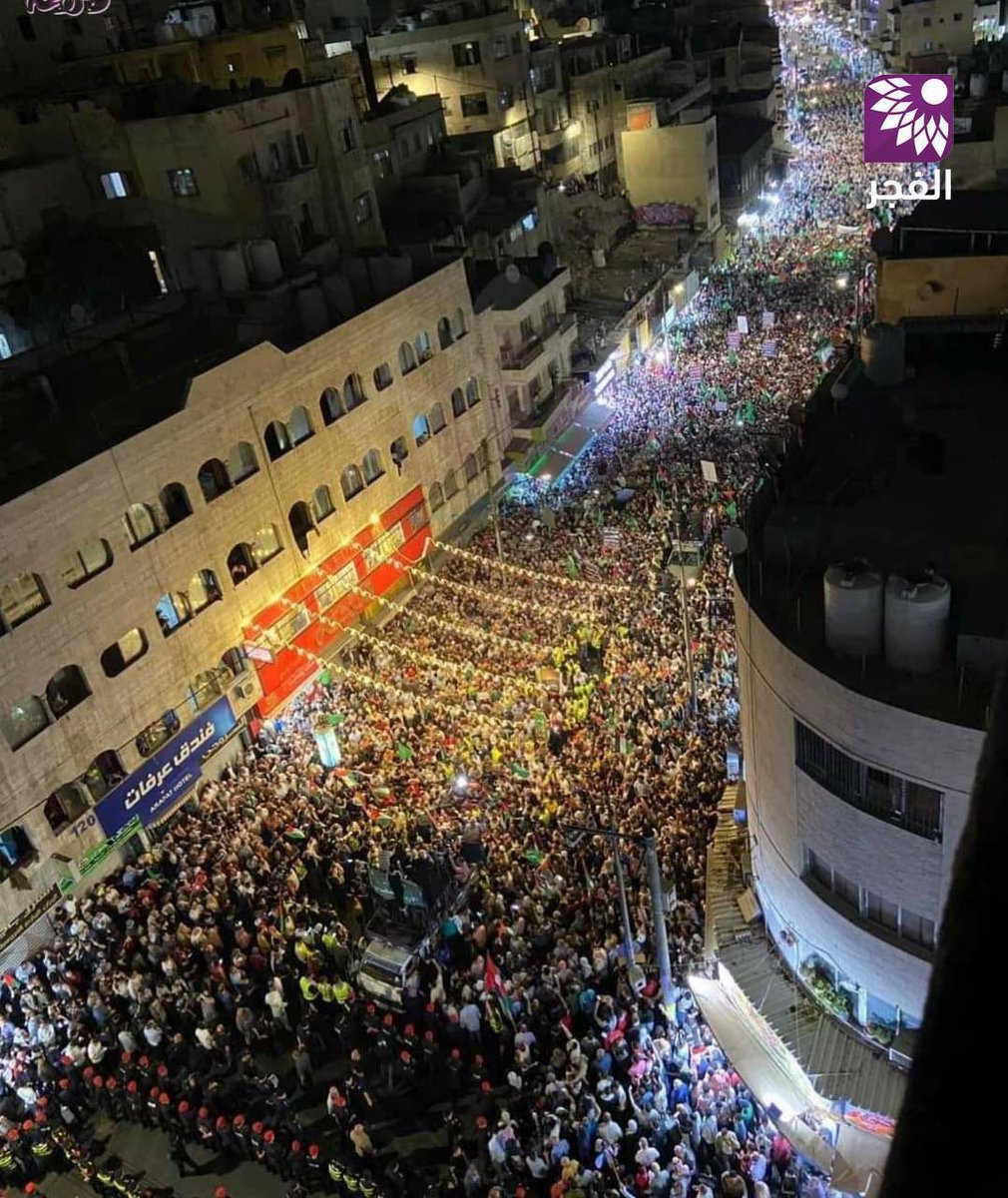WarMonitors's tweet image. ⚡️Thousands of Jordanians march in the center of the capital, Amman, in support of Gaza.