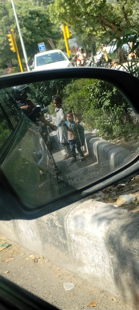 mogha_sachin's tweet photo. How many more children sacrifice their childhood on red light??
@DCPDwarka 
@ArvindKejriwal 
@AtishiAAP 
@PMOIndia https://t.co/p65g7yEEuq