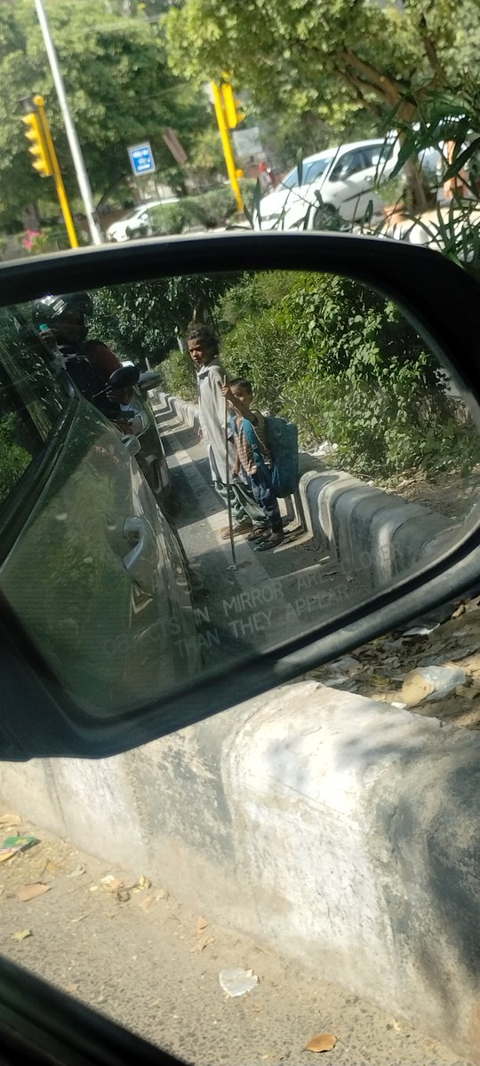 mogha_sachin's tweet photo. How many more children sacrifice their childhood on red light??
@DCPDwarka 
@ArvindKejriwal 
@AtishiAAP 
@PMOIndia https://t.co/p65g7yEEuq