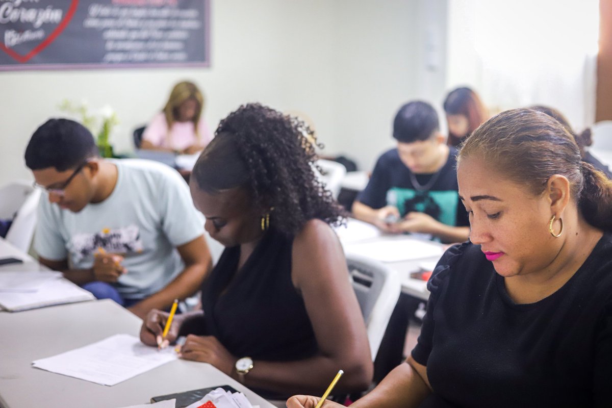 ¡En hora buena! Hoy culminamos el tercer curso de inglés en el centro comunitario en San Miguelito. Estamos capacitando a jóvenes y adultos de nuestro distrito para que tengan mejores oportunidades de empleos.