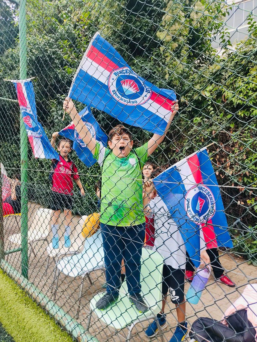 “Cumhuriyetimizin 100. Yılı”etkinlikleri kapsamında okulumuzun düzenlediği ve hafta boyunca devam edecek olan futbol ve voleybol turnuvaları ortaokul sınıf takım maçları başladı.🇹🇷
#bahcesehirnilüferkampüs
#Cumhuriyetimiz100Yaşında