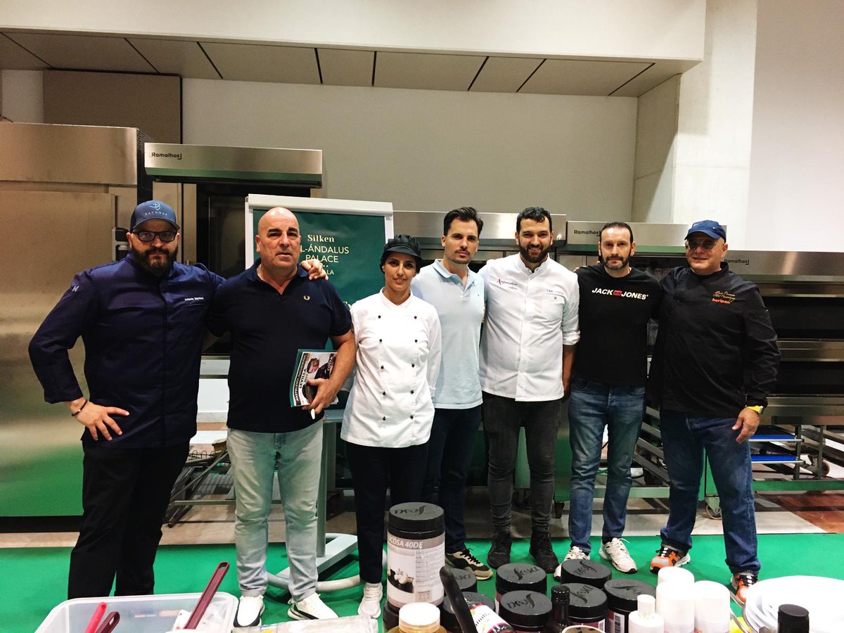 Desde ayer y hasta mañana  <a href="/BachourAntonio/">Antonio Bachour</a> y Lluís Costa imparten una masterclass de pastelería navideña en nuestro hotel. 
Nuestros compañeros Carlos Sarmiento, Sub Chef, Francisco Javier Roblas, Jefe de Pastelería y Emilio Verdugo, pastelero, disfrutan de la experiencia.