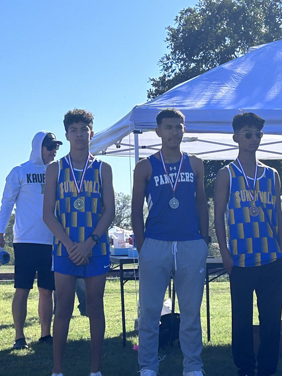 SHSRaiderXC's tweet image. Regional Qualifiers!! Congrats to Tyrus Cowan for finishing 1st &amp;amp; Dev Kumar for finished 3rd in the District 14-4A XC meet. Grady Wyse Liam Aragon Dom David Christian Henderson &amp;amp; Skyler Campos all ran a good race to secure 2nd place. 
@SunnyvaleISD @SVRaiderBooster @Sunnyvale_HS
