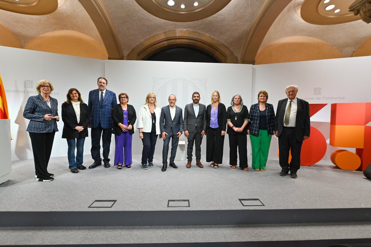 <a href="/govern/">Govern de Catalunya</a> <a href="/carlescampuzano/">carles campuzano</a> Per acabar l’acte, <a href="/carlescampuzano/">carles campuzano</a> ha lliurat una litografia a les exconselleres i als exconsellers Ramon Espasa, Antoni Comas, Irene Rigau, <a href="/AnnaSimo/">Anna Simó Castelló</a>, Carme Figueras, <a href="/carme_capdevila/">Carme Capdevila</a>, <a href="/jlcleries/">Josep Lluís Cleries</a>, <a href="/neusmunte/">Neus Munté 🎗</a>, <a href="/dolorsbassac/">Dolors Bassa</a>, @ChakirelHomrani i <a href="/ViolantCervera/">Violant Cervera i Gòdia</a>