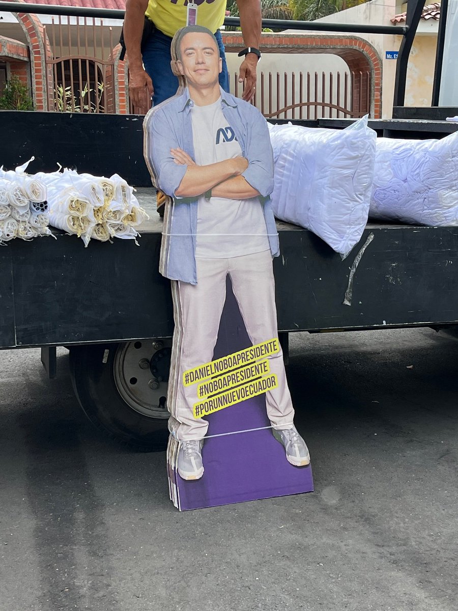 JefeUrbano's tweet photo. La estupidez       //Que genialidad
más grande            de campaña
del candidato        hay que sacarse
de cartón                el sombrero!!
beee.. beee            BEEEEE! BEEEEE!

¯\_(ツ)_/¯ https://t.co/GHxlqSigJf