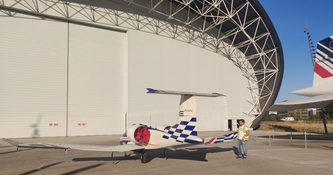 AATLSE31's tweet photo. Le #WeekEndAuxAiles a été époustouflant, et notre E-FAN préféré est de retour au Musée @aero_scopia, à l'abri des éléments. ✈️
Un week-end de passion aérienne et maintenant, une pause bien méritée pour notre joyau. https://t.co/fGMOKouq80