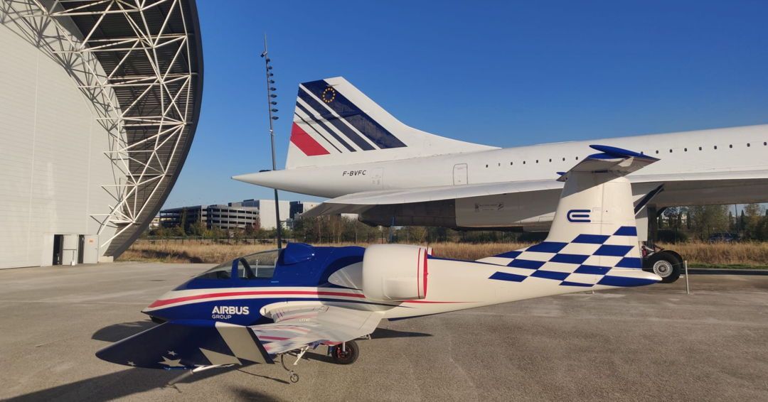 AATLSE31's tweet photo. Le #WeekEndAuxAiles a été époustouflant, et notre E-FAN préféré est de retour au Musée @aero_scopia, à l'abri des éléments. ✈️
Un week-end de passion aérienne et maintenant, une pause bien méritée pour notre joyau. https://t.co/fGMOKouq80