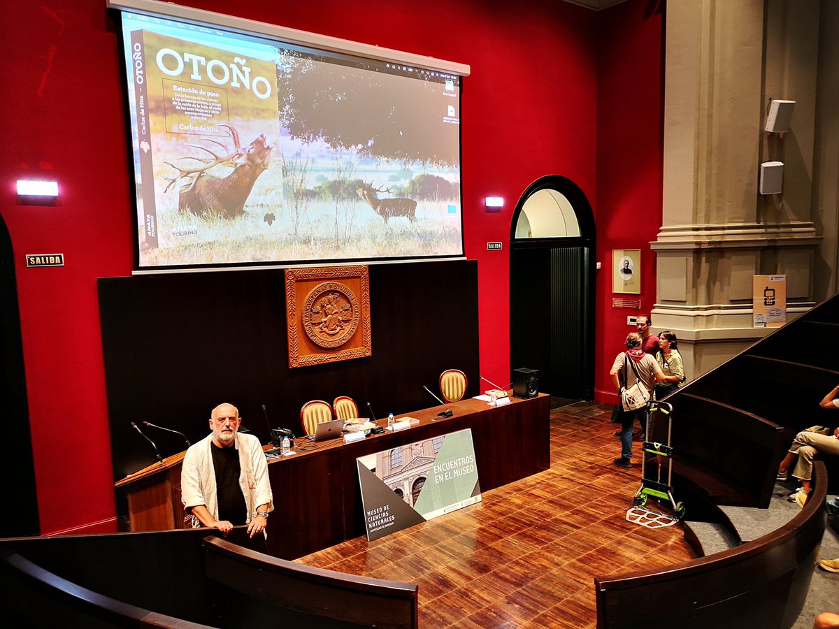 EduVinuales's tweet photo. Ayer Carlos de Hita se acercó a Zaragoza a presentar su nuevo libro "Otoño, estación de paso". Hablamos del sonido, de literatura, de los bandos de estorninos, del mapa de colores del bosque de la Pardina del Señor, de Canal Roya, de la berrea y de las grullas.
Fue estupendo 🙂 https://t.co/bImJ3OIgwF