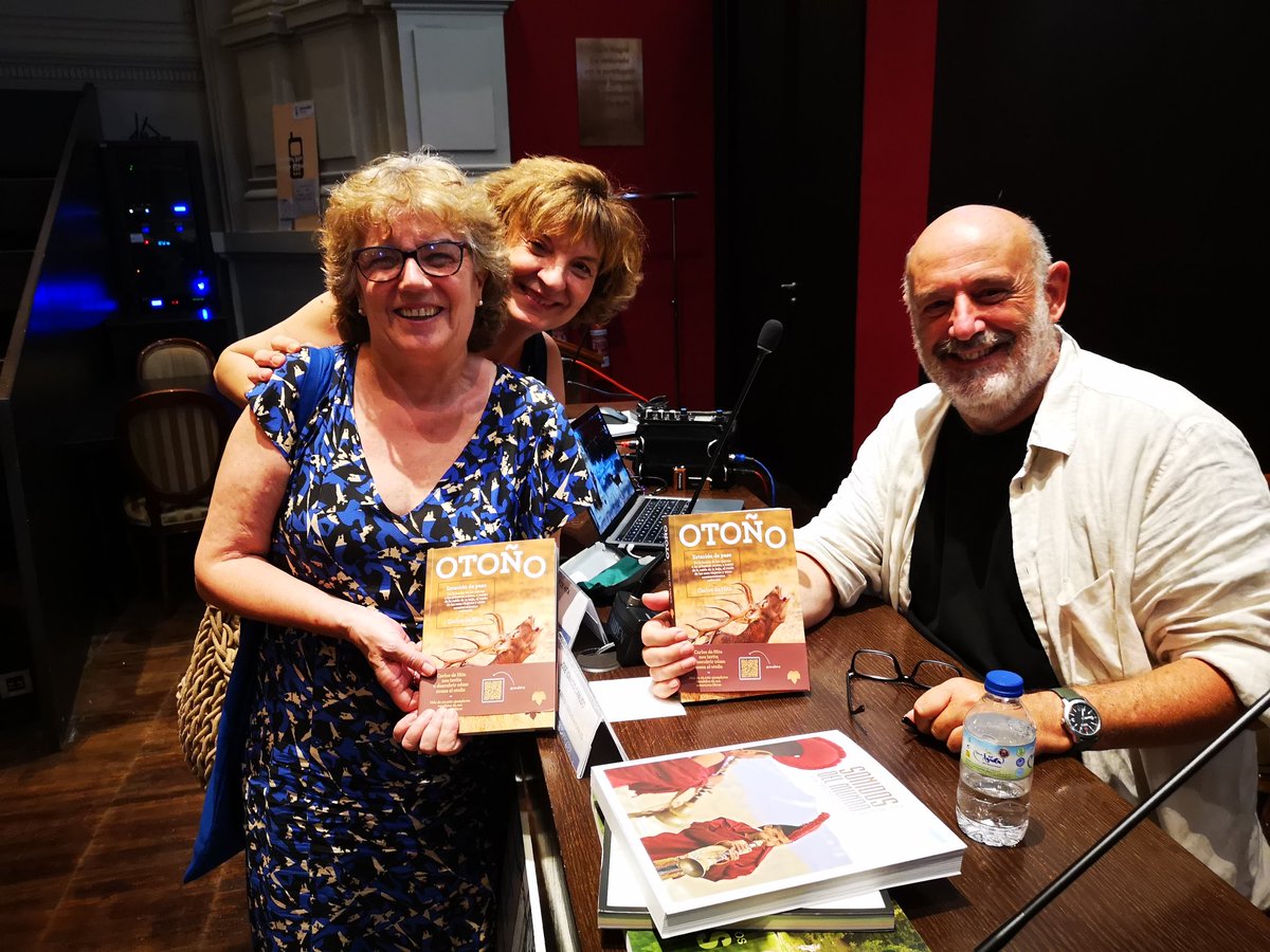 EduVinuales's tweet photo. Ayer Carlos de Hita se acercó a Zaragoza a presentar su nuevo libro "Otoño, estación de paso". Hablamos del sonido, de literatura, de los bandos de estorninos, del mapa de colores del bosque de la Pardina del Señor, de Canal Roya, de la berrea y de las grullas.
Fue estupendo 🙂 https://t.co/bImJ3OIgwF
