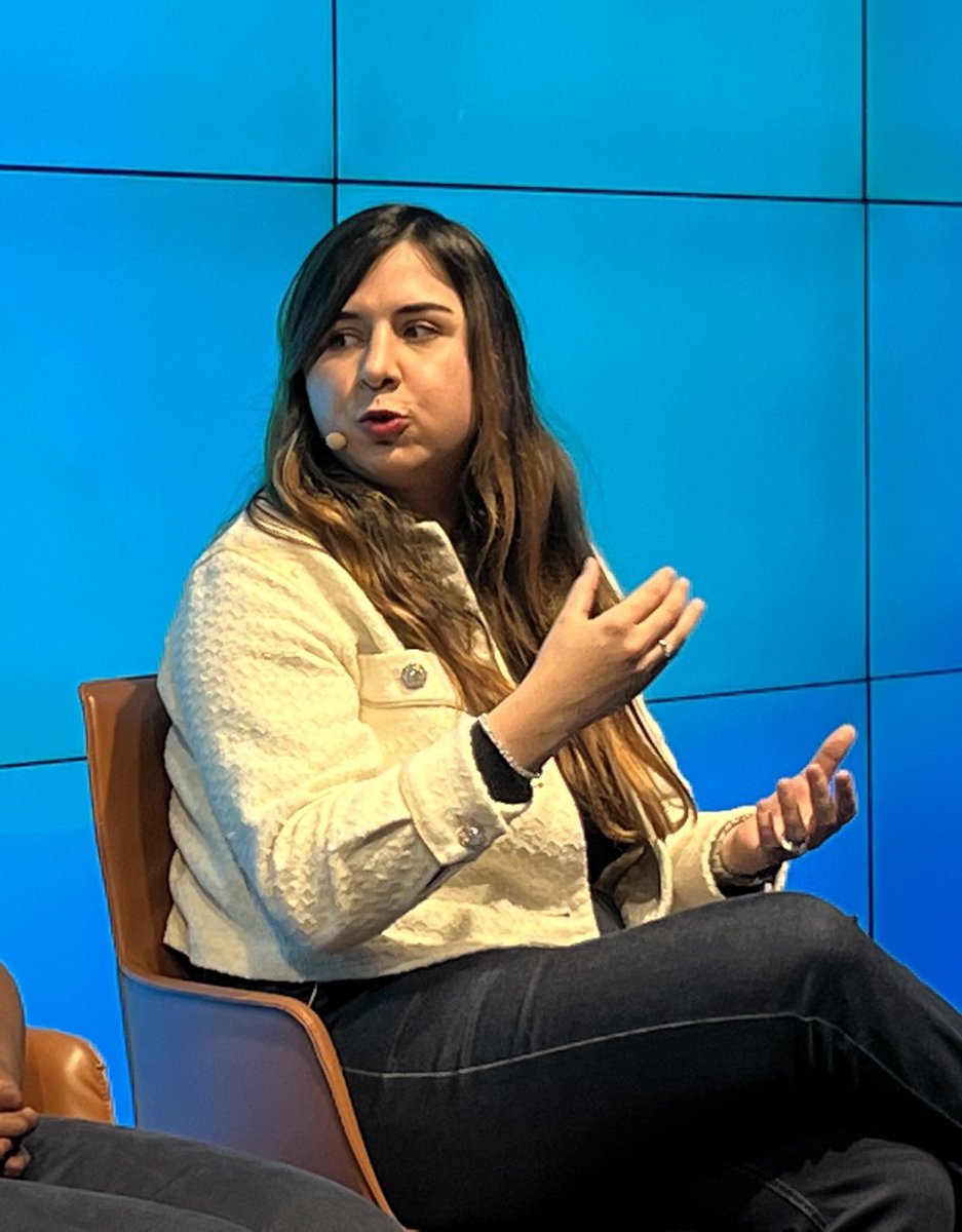 Wut in Mut verwandeln: ⁦<a href="/minasaidze/">Mina Saidze</a>⁩ beschreibt ihren Weg, mit der Erfahrung von Ausgrenzung als Kind afghanischer Flüchtlinge produktiv umzugehen.