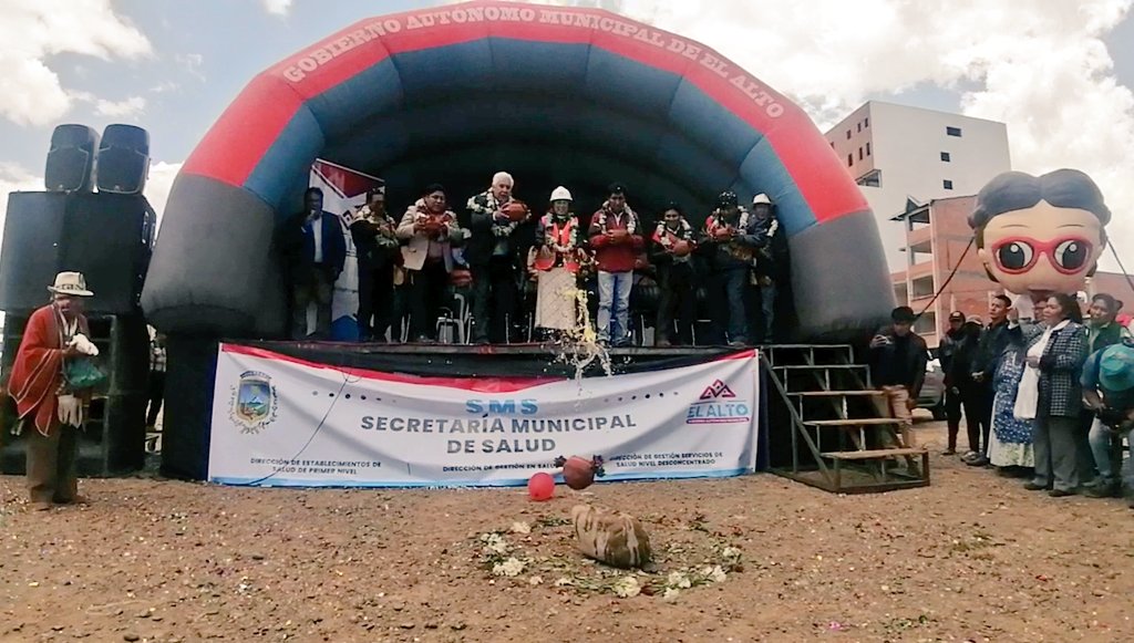 SMSALUDGAMEA's tweet photo. La alcaldesa @EvaCopaBo inicia las obras para la construcción de la Farmacia Municipal "Qulla Uta", en el Distrito 3, con una inversión de más de 5 millones de bolivianos, obra que garantiza la calidad de conservación y cuidado de los medicamentos.
#EstamosTrabajando https://t.co/FIhu3aFvNc