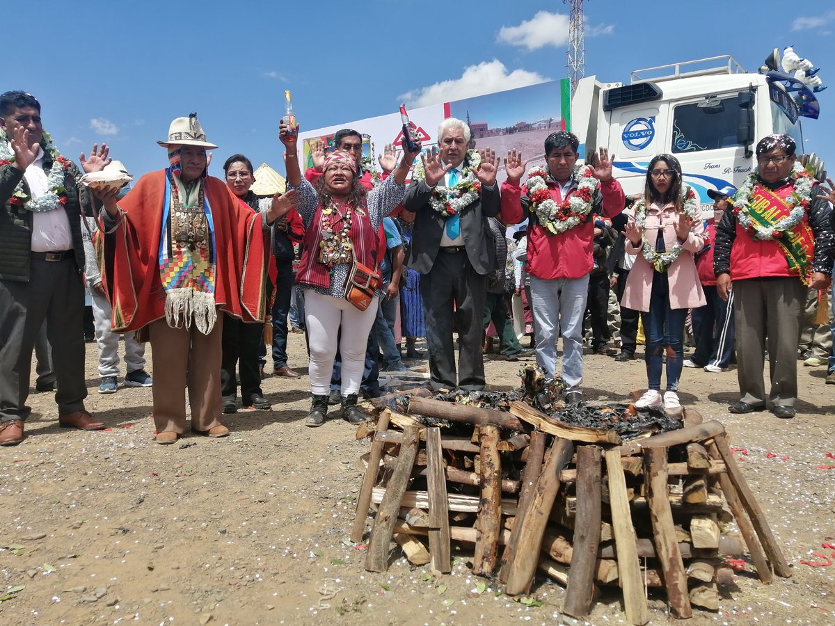 SMSALUDGAMEA's tweet photo. La alcaldesa @EvaCopaBo inicia las obras para la construcción de la Farmacia Municipal "Qulla Uta", en el Distrito 3, con una inversión de más de 5 millones de bolivianos, obra que garantiza la calidad de conservación y cuidado de los medicamentos.
#EstamosTrabajando https://t.co/FIhu3aFvNc