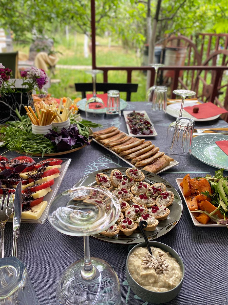 LikelocalI's tweet photo. To #TacoTuesday we say this is how a #meal looks like in #Armenia. #Travel the #World, join #locals, #eat local and #discover the real #culture with #LikeLocal at any #day. https://t.co/2FXMuqd8iD