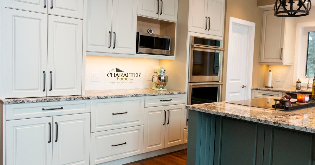 CharacterLtd's tweet photo. Cooking has never been easier in this bright and spacious kitchen! Ample storage space and a walk-in pantry make organization a breeze. The quartz countertops, double oven and large oversized island make it a chef's dream. #newkitchen #customhomes #homebuilder #characterhomes https://t.co/qGtVPCN2fh