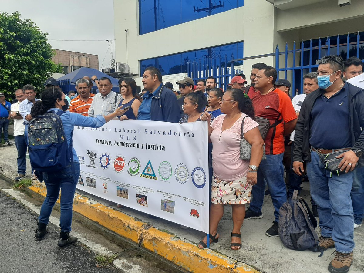 LaboralMls's tweet photo. Esta mañana  nos hicimos presente como Movimiento Laboral Salvadoreño a la FGR para poner un Aviso Relativo a Posible Cometimiento de Delitos en contra  de los Magistrados de la Camara Segundo de lo Contencioso Administrativo para que sean Investigados. https://t.co/gvG3vxsMOx