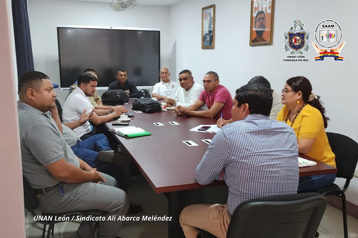 saamunanoficial's tweet photo. UNAN-León y SAAM la mañana de hoy 10 de octubre, hicieron entrega de linternas recargables para los puestos en cada recinto al personal de Seguridad de nuestra UNAN-León, cumpliendo con el Art°. 31 del Convenio Colectivo de Trabajadores/as Universitarios #FSLNOctubreVictorioso https://t.co/Agln8pnMRl
