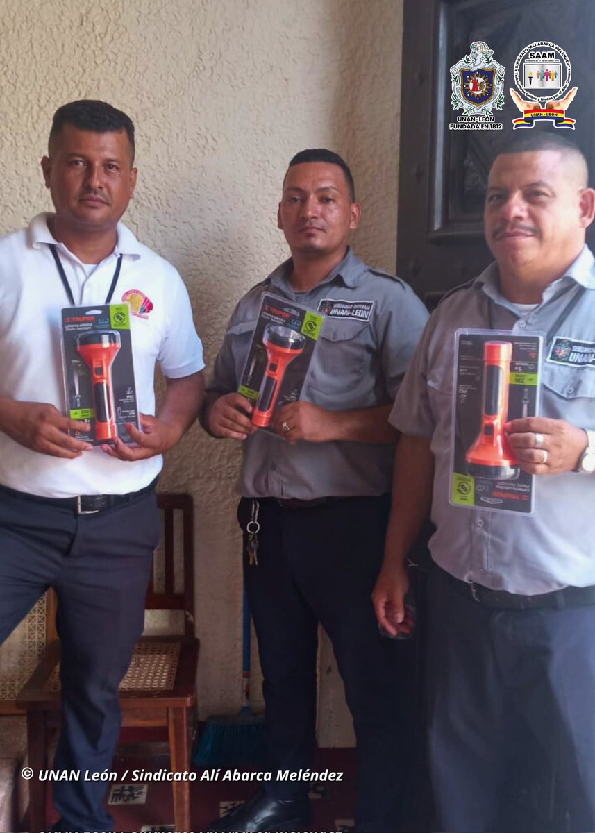 saamunanoficial's tweet photo. UNAN-León y SAAM la mañana de hoy 10 de octubre, hicieron entrega de linternas recargables para los puestos en cada recinto al personal de Seguridad de nuestra UNAN-León, cumpliendo con el Art°. 31 del Convenio Colectivo de Trabajadores/as Universitarios #FSLNOctubreVictorioso https://t.co/Agln8pnMRl