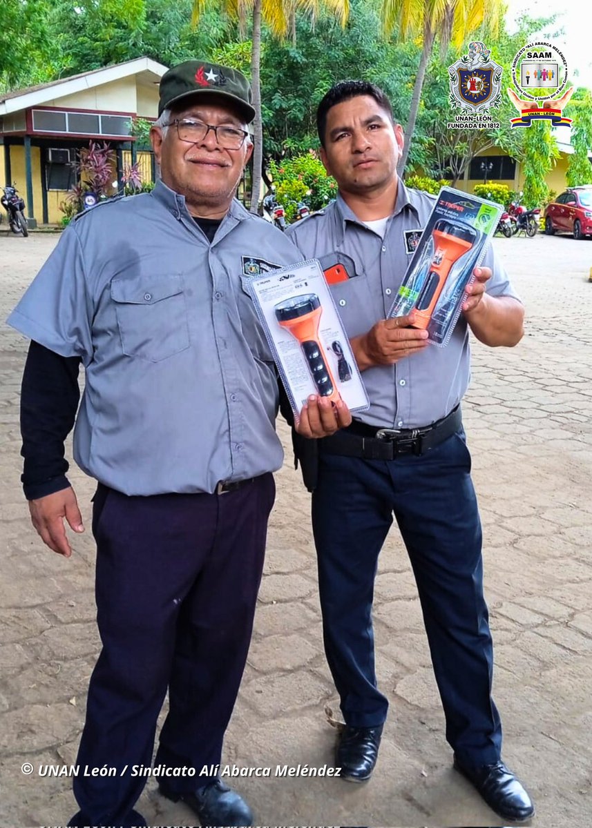 saamunanoficial's tweet photo. UNAN-León y SAAM la mañana de hoy 10 de octubre, hicieron entrega de linternas recargables para los puestos en cada recinto al personal de Seguridad de nuestra UNAN-León, cumpliendo con el Art°. 31 del Convenio Colectivo de Trabajadores/as Universitarios #FSLNOctubreVictorioso https://t.co/Agln8pnMRl
