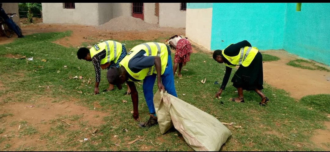 NgerukaBugesera's tweet photo. Ku bufatanye n'urubyiruko rwahuguwe kuri Smart @BugeseraDistr, twameje ubukangurambaga ku Isuku mu ngo z'abaturage @NgerukaBugesera, 
@NgerukaC95610, babaha urugerero rwo gukora isuku kandi babibutsa ko isuku #ihere kuri buri wese. 
@RwandaEast https://t.co/GM2Yu8EKqx