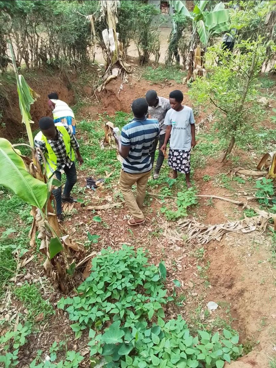 NgerukaBugesera's tweet photo. Ku bufatanye n'urubyiruko rwahuguwe kuri Smart @BugeseraDistr, twameje ubukangurambaga ku Isuku mu ngo z'abaturage @NgerukaBugesera, 
@NgerukaC95610, babaha urugerero rwo gukora isuku kandi babibutsa ko isuku #ihere kuri buri wese. 
@RwandaEast https://t.co/GM2Yu8EKqx