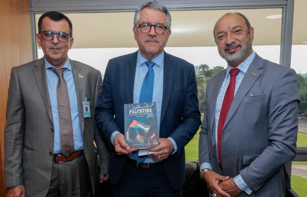RubinhoNunes's tweet photo. BOMBA! 💣

Alexandre Padilha, ministro de Relações Institucionais do PT, recebeu apoiador do Hamas CINCO dias antes dos ataques.

Cada vez fica mais evidente a causa que o Lula está defendendo. Para essa turma, não existe direitos humanos.

Para quem não conhece, o sujeito se chama Sayid Tenório, e essa é a opinião dele aos ataques nojentos dos terroristas do Hamas. Ele debocha da desgraça e o governo PT recebe de braços abertos. 👇