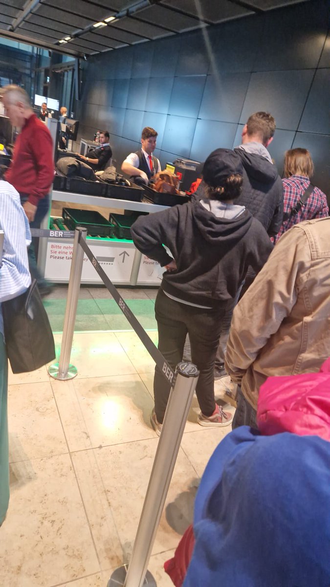 mycielski's tweet image. Udział w audycji @RADIO_REBELIANT od kuchni: ja w trakcie pakowania raportów ODF na jutrzejszą konferencję, bo jeszcze dziś muszę się teleportować z Wwy do Krk.. @martalempart występując biegła na samolot (mam nadzieję że nie obrazi się za publikację zdjęcia)🤷 #ActivistLife
A