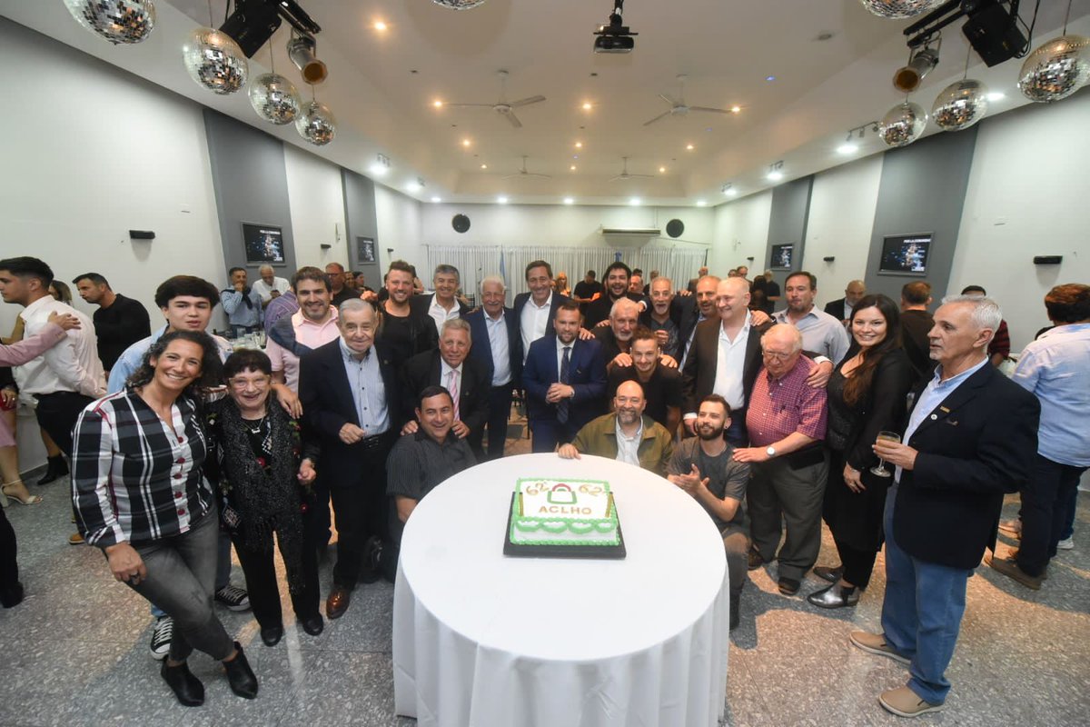 dario_ganduglia's tweet photo. ¡Felicidades a todos los integrantes de la Asociación Comercial de Los Hornos en su 62° Aniversario! 🎂👏👏
Gracias por el esfuerzo y la vocación de todos los días, por no bajar los brazos y generar trabajo e inversión en esta difícil coyuntura. A seguir adelante! 💪🏻💪🏻 #ACLHO https://t.co/z6e35r0ze7