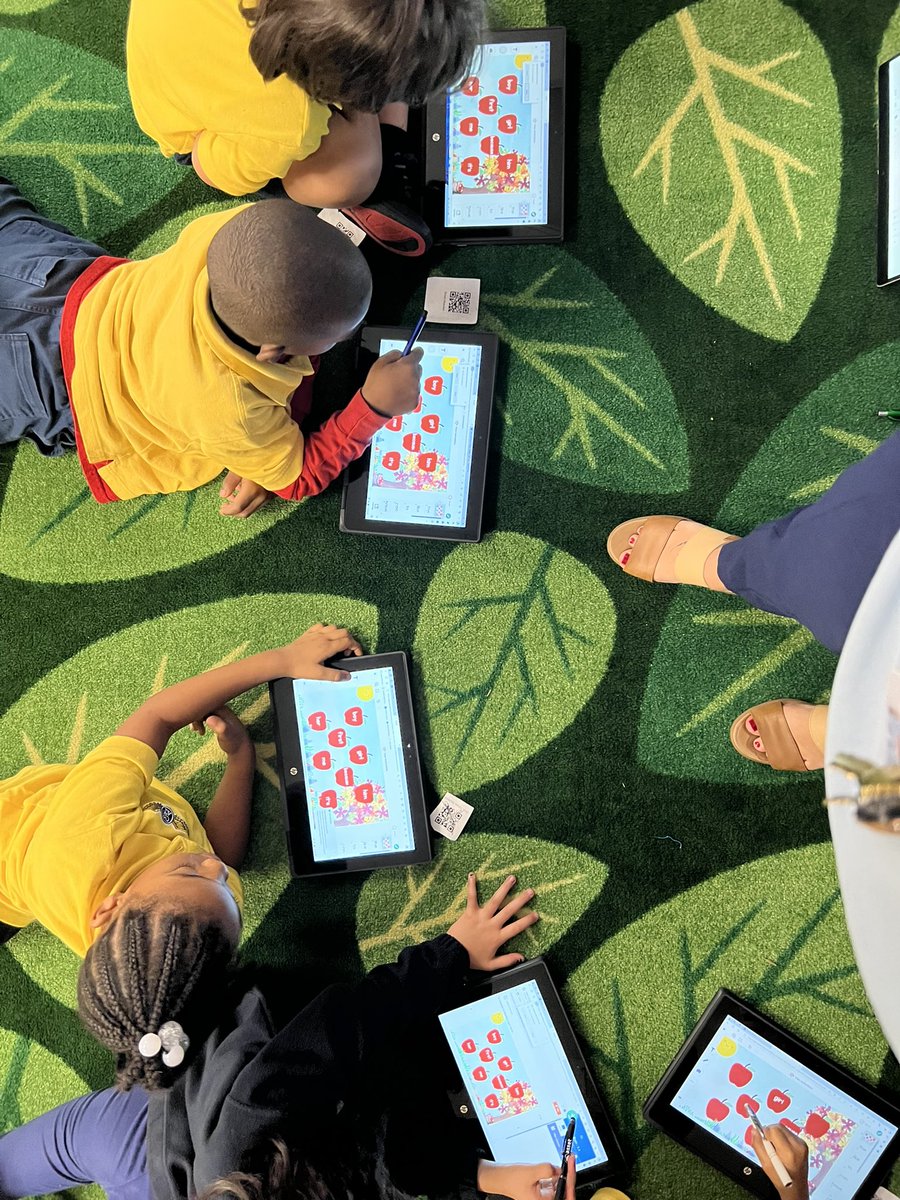 DComasBaez's tweet photo. Ms. Bogis’ first graders practicing their sight words on @Seesaw ✏️erase to reveal sight words then 🎤recorded themselves reading the words. Ended with some 🌈tracing @CSAppliedTech Ss loved playing back their recordings 🎧 https://t.co/yFtBmDafUw