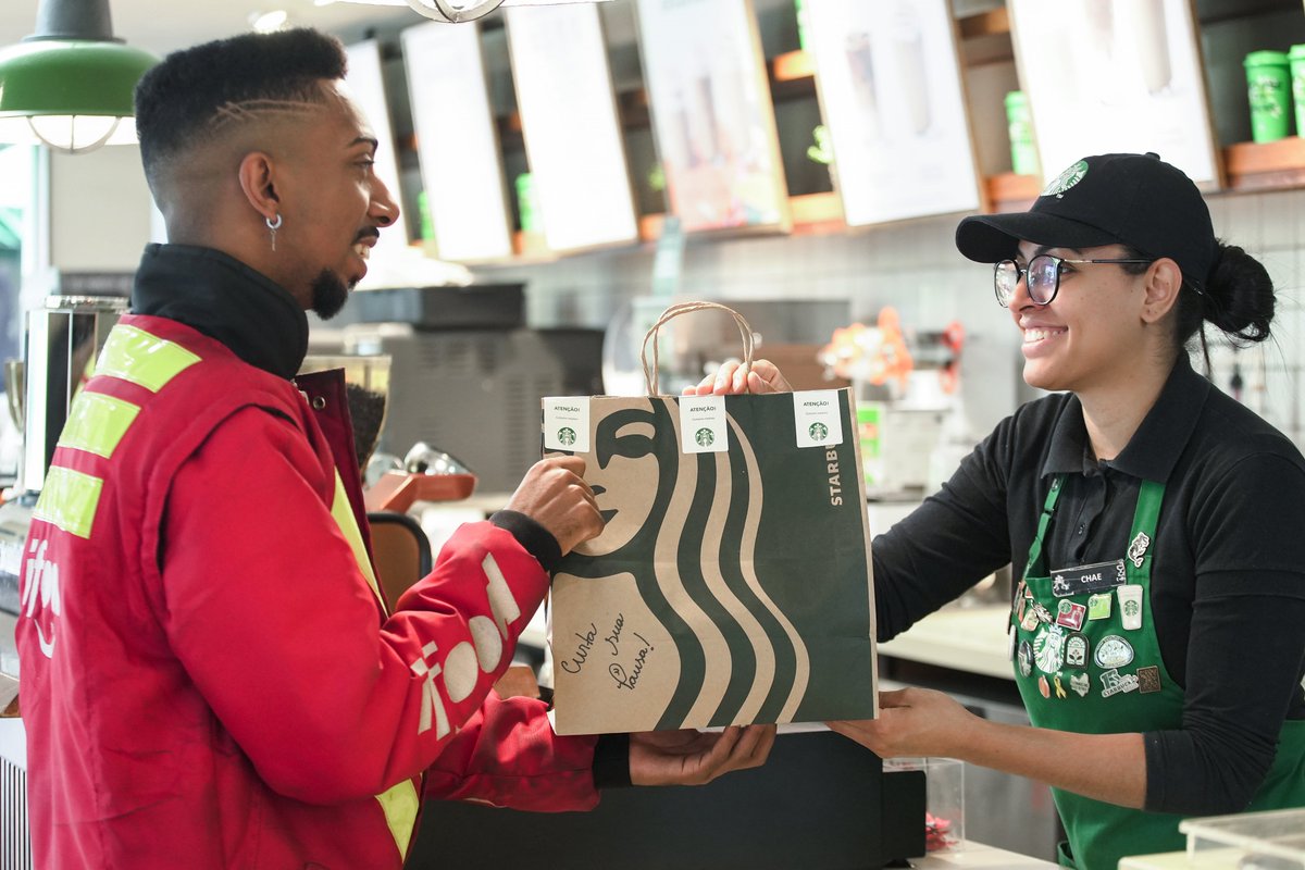 se você não vai até a sua bebida favorita, a sua bebida favorita vai até você 🛵 

a Starbucks chegou no <a href="/iFood/">iFood</a> e agora você pode contar com muito mais praticidade na hora curtir uma pausa. qual vai ser o seu primeiro pedido? 💚