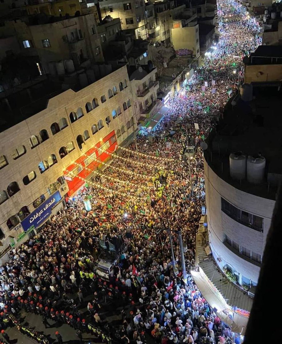 الاردن تخرج عن بكره آبيها نصرة لغزة 

#غزة_تحت_القصف