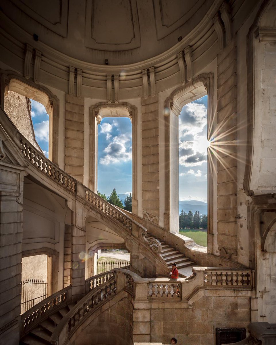 JamesLucasIT's tweet photo. Lo scalone ellittico della Certosa di Padula, in provincia di Salerno, dichiarata Patrimonio dell’Umanità dall’UNESCO nel 1998.

L'opera è frutto di Gaetano Barba, architetto allievo di Luigi Vanvitelli che operò in certosa dagli anni settanta del Settecento. Il monumentale scalone ellittico conduce al primo piano del chiostro grande, utilizzato dai monaci di clausura per la loro passeggiata settimanale.

📷: enrico_salvati