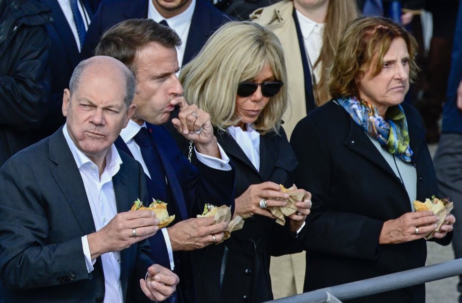 TestamentBucha's tweet photo. Herr #Scholz & Herr #Macron es ist einfach nicht die Zeit für solche Bilder! Es gibt wahrlich viel zu tun. #Israel #Ukraine #Taurus. Wenn es schon #Fischbrötchen sein müssen, dann ohne #Inszenierung und ohne #Presse! #HamasMassacre https://t.co/q26jc6I5SF
