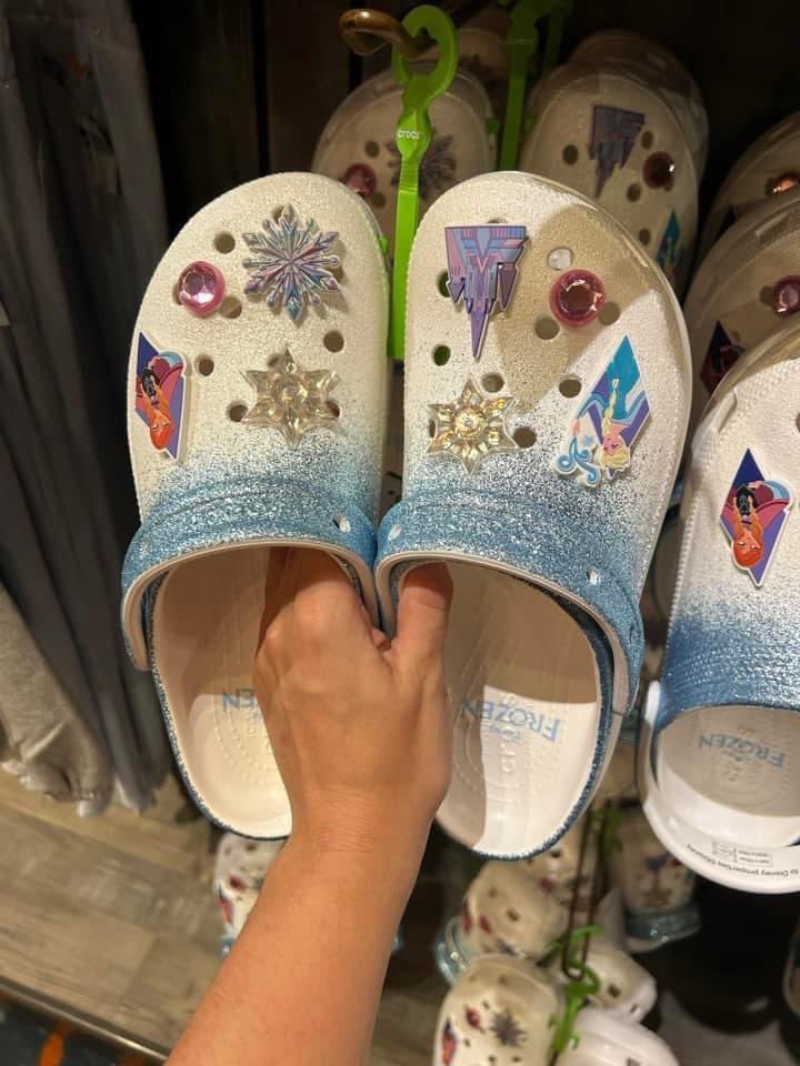 ShopMouseToGo's tweet image. Good morning! Frozen’s 10th anniversary merchandise is starting to hit the parks! Sven as a sipper has been restocked firs the first time in four-ever… I mean four years. There are also adult crocs, a tulle adult skirt and crop-ish top, and some kids