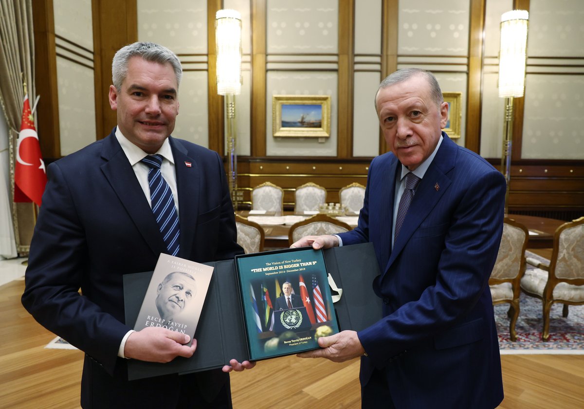 Cumhurbaşkanımız Recep Tayyip Erdoğan, Avusturya Başbakanı Karl Nehammer'e kendi kitabı olan “Daha Adil Bir Dünya Mümkün” ile 'Yeni Türkiye Vizyonu Dünya Beşten Büyüktür' kitabını hediye etti.
