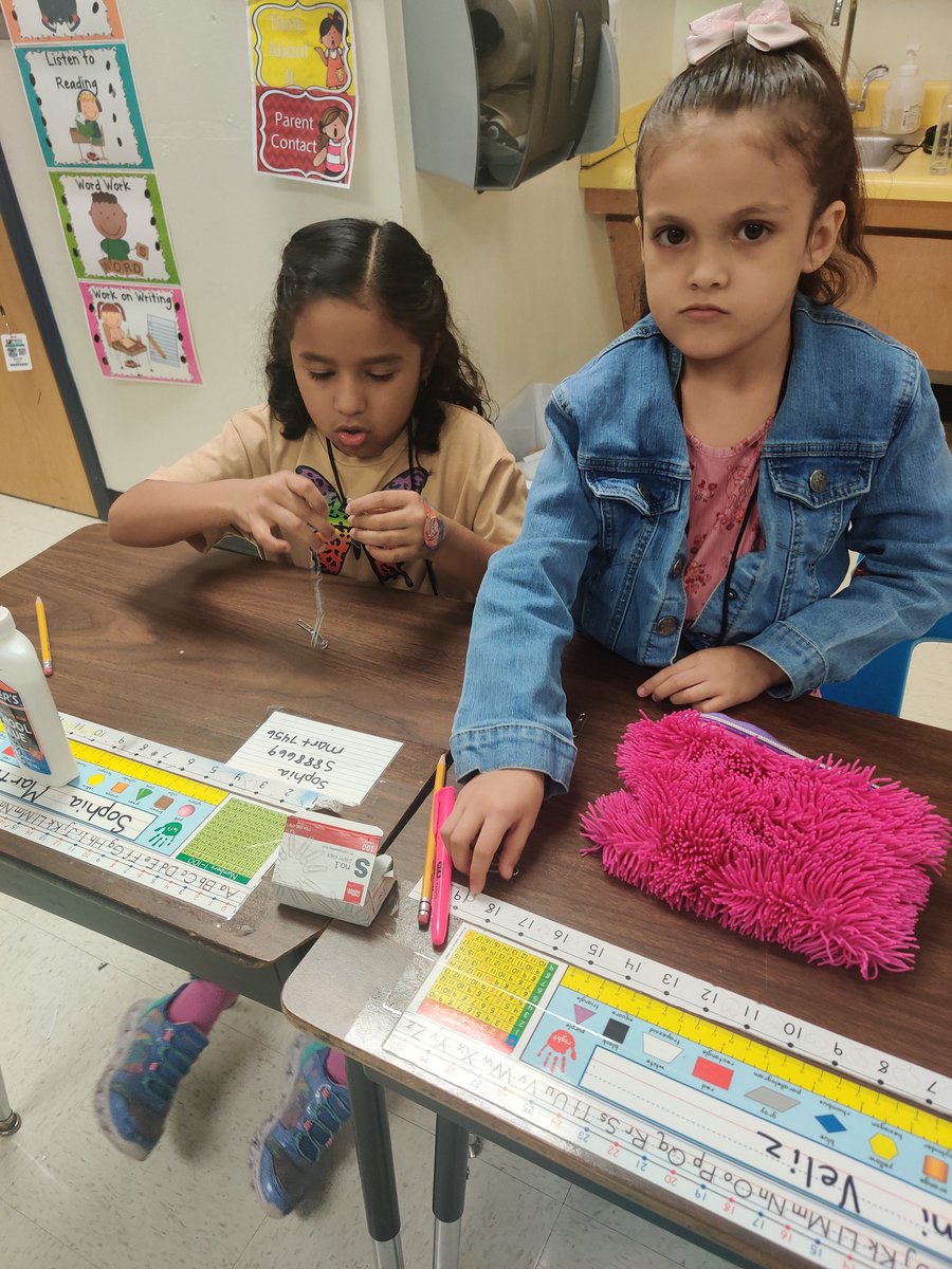 hixsecondgrade's tweet image. How many paper clips?  Using paper clips represent place value @mizstr84ward  @LundquistJess  @MarkGarcia0569 @NISDCarlosCoon