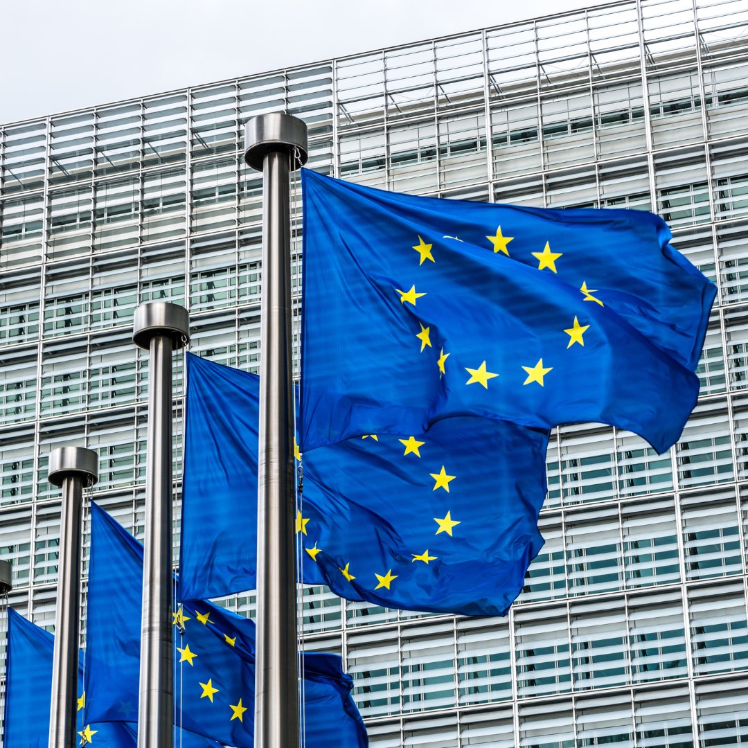 junique_s's tweet photo. Bonne nouvelle pour l’#ESS et pour l’#Europe !

Le Conseil de l’Union Européenne vient d’adopter sa recommandation sur le développement de l’économie sociale et solidaire. 

Nous attendions tous ce texte. Pourquoi ?

Il vient d’abord reconnaître la contribution de notre modèle à l’#économie de l’Union : 2,8 millions de structures et 3,6% de l’#emploi en Europe. C’est un atout pour porter l’économie autrement et reconnaître la diversité de nos formes engagements #associatifs #mutualistes #cooperatifs & d’entrepreneuriats sociaux.

Le Conseil incite désormais les États de l’UE à adapter leurs cadres respectifs pour renforcer l’accès des structures de l’ESS aux marchés publics, aux financements afin de lui donner plus d’impact et de visibilité. Chaque État a 18 mois devant lui pour adopter sa stratégie et son cadre d’action en matière d’ESS.

Une belle opportunité pour faire avancer le développement de l’ESS dans nos pays !

@EU_Commission