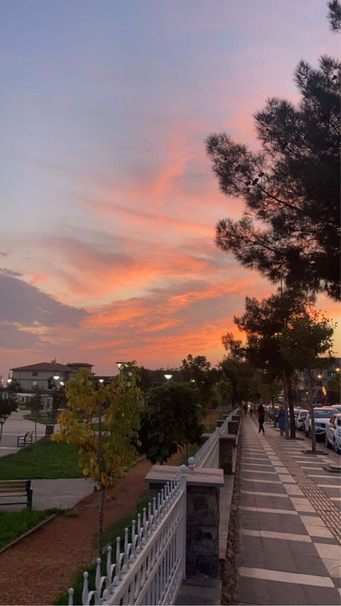 Özlemiş ikimizi,
bu şehirin içindeki koca caddeler.
Mesafelerle boşuna niye zaman öldürdün?