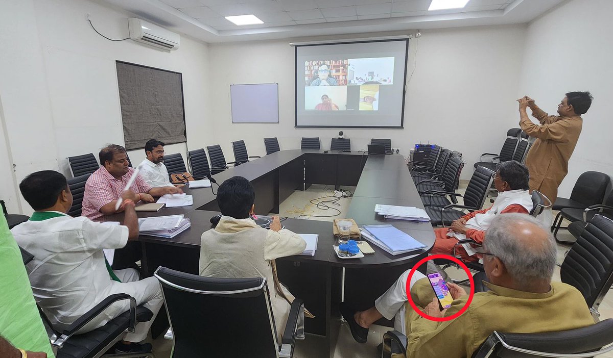 BJP4CGState's tweet photo. भूपेश जी भी निश्चिंत हैं, उन्हें पता है कितनी भी माथा पच्ची कर लें सरकार तो आनी नहीं है। 

शायद इसीलिए कांग्रेस के प्रत्याशी चयन से संबंधित बैठक में ध्यान देने के बजाय उन्होंने CANDY CRUSH खेलना उचित समझा। 😂 https://t.co/LmyfX2wqio