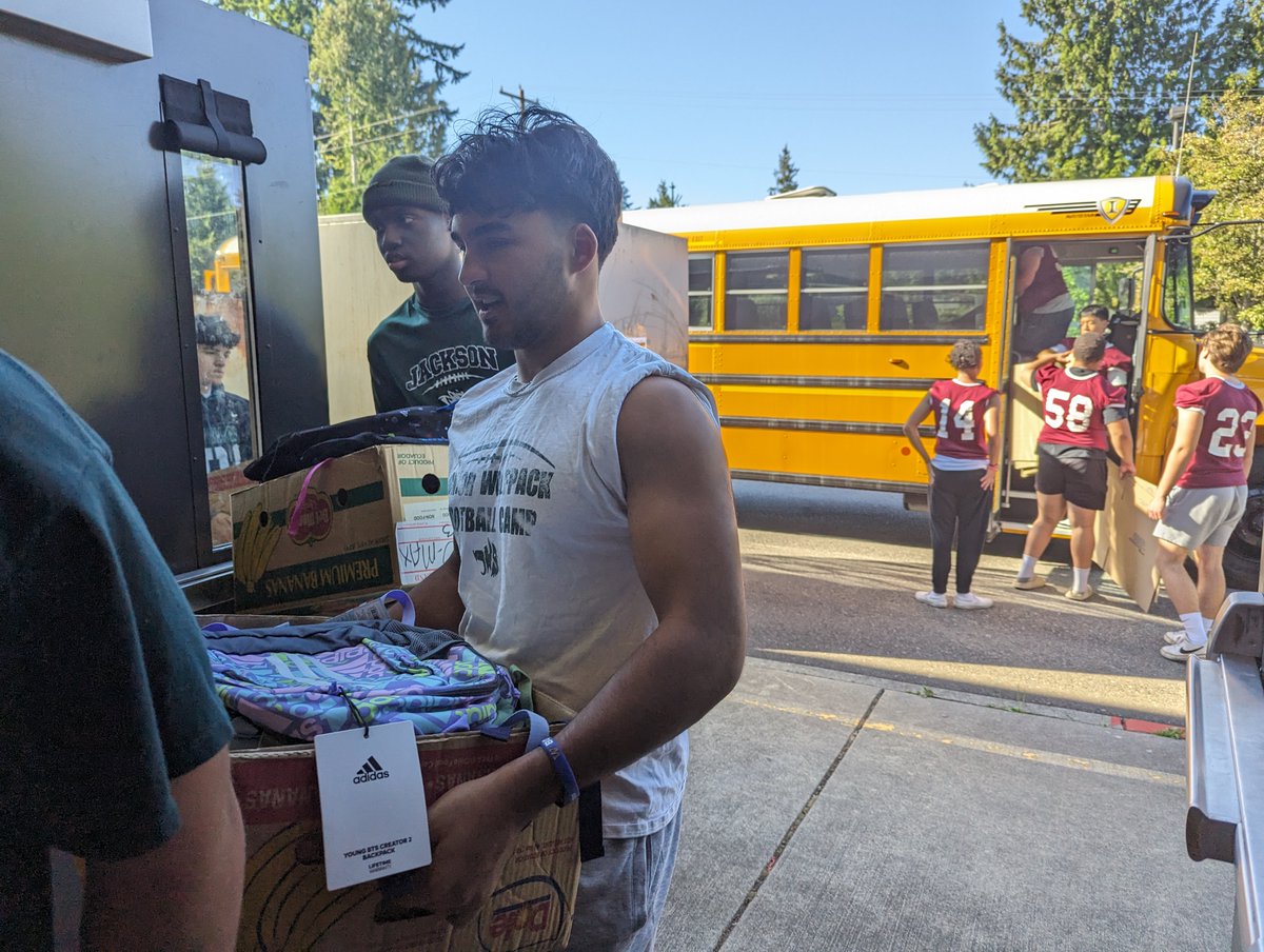 A huge thank you to the boy's football teams from Cascade High School, Everett High School and Henry M. Jackson High School for all of your help unloading the buses this last August for Stuff the Bus for Kids!
#EPS_OurStudentsRock