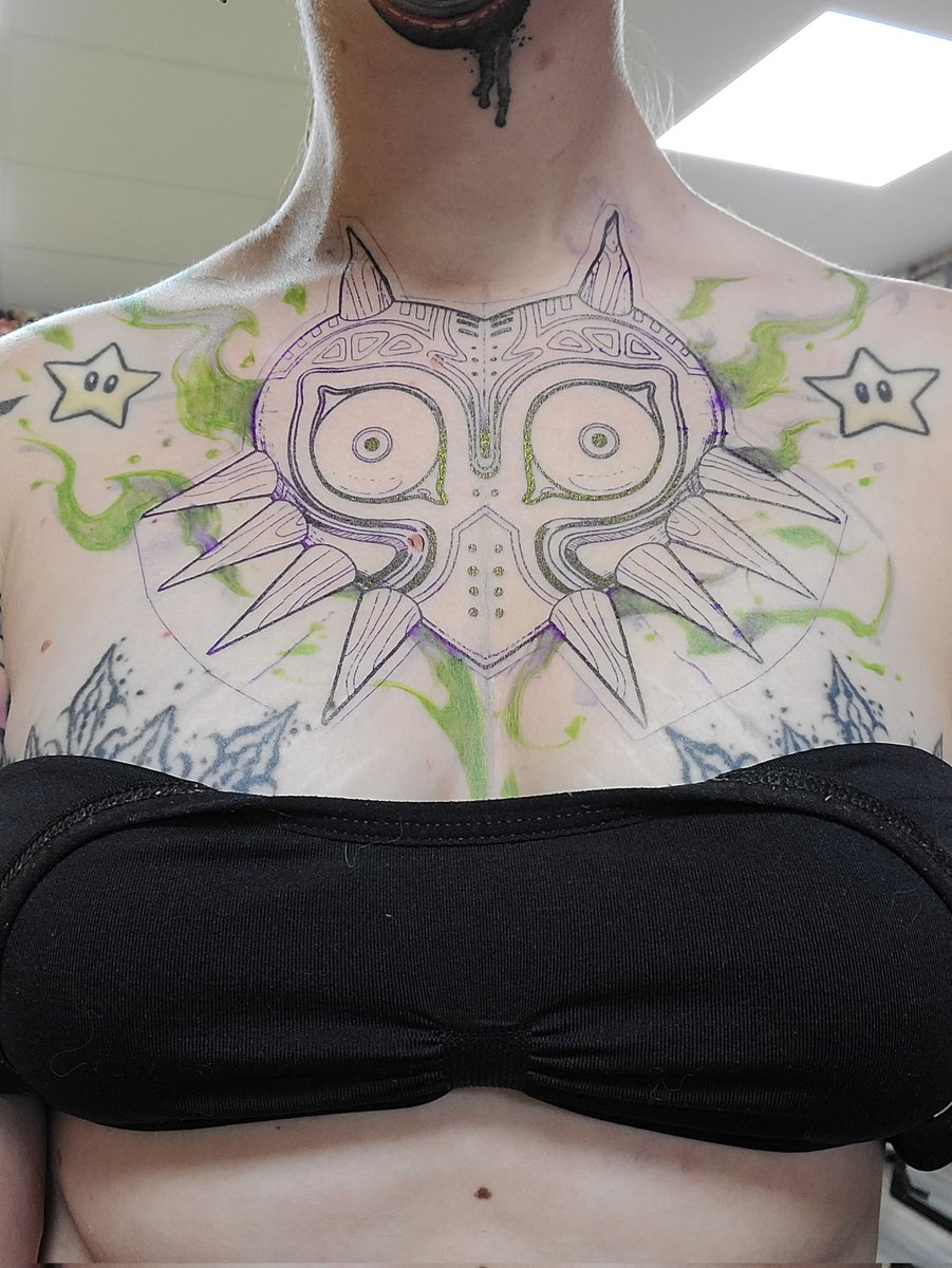 Mss_grn's tweet photo. Vous l'attendiez ? Le voilà ! Mon magnifique masque Majora, qui sera mis en couleur (comme sur la troisième image) au mois de Décembre 🤩
#TLoZ #Zelda #MajorasMask #Majora #Tattoo #Tatouage https://t.co/kinFzUYxvx