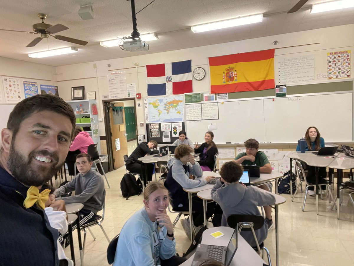 senormarkmac's tweet image. Celebrating #HispanicHeritageMonth with a scavenger hunt on #bowtietuesday in @Mehlville_HS Spanish 2 #WeAreMehlville