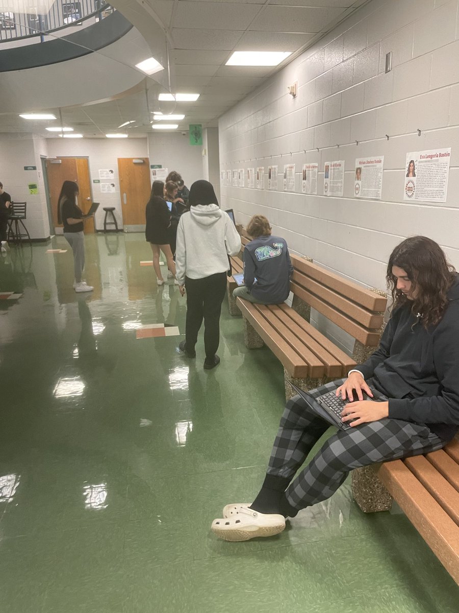 senormarkmac's tweet image. Celebrating #HispanicHeritageMonth with a scavenger hunt on #bowtietuesday in @Mehlville_HS Spanish 2 #WeAreMehlville