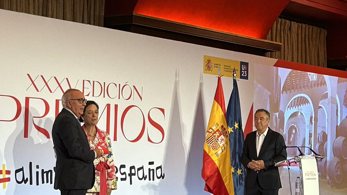 XXXV edición Premios #alimentosdeespaña <a href="/JerezXrsSherry/">Jerez-Xérès-Sherry</a> premio a NOÉ de <a href="/GByass/">Gonzalez Byass</a> <a href="/Hacedordevinos/">Antonio Flores</a>