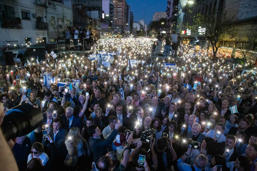 Ante los sucesos tan crueles y dolorosos ocurridos en Israel, apoyamos y acompañamos al Estado de Israel y a su pueblo.
Condenamos firmemente a la organización terrorista Hamas, quienes invadieron el territorio israelí para asesinar, secuestrar y torturar personas inocentes.