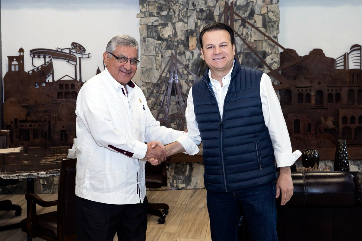 Snte12Durango's tweet photo. El Srio. Gral. del #SNTE 📚 Mtro. Alfonso Cepeda Salas se reunió en #Dgo. con el gobernador @EVillegasV. Acordaron con los dirigentes de @Snte12Durango #Sección35 y @Seccion44SNTE solución a demandas de trabajadores de la educación en el estado

Leer Nota👉https://t.co/t2mZGxlvmd https://t.co/Z0rRoo37xQ